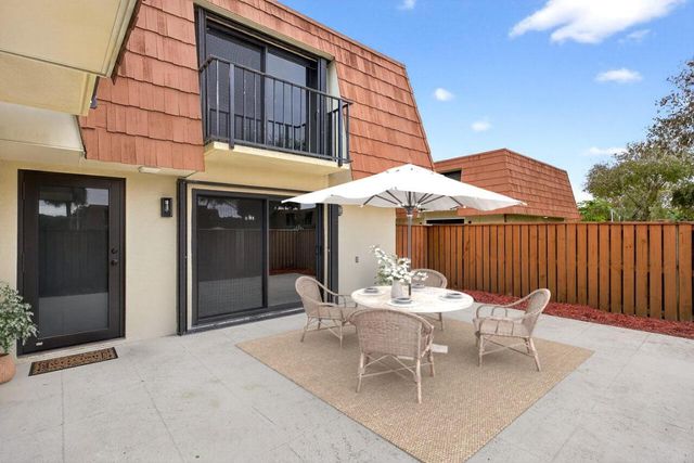 304 Live Oak Lane, Boynton Beach, FL 33436