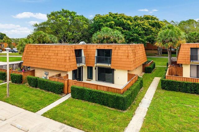304 Live Oak Lane, Boynton Beach, FL 33436