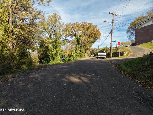 2206 LONSDALE Pike, Knoxville, TN 37921