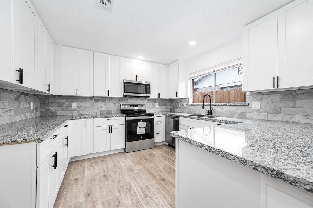 10402 Rancho Bernardo Lane, Sugar Land, TX 77498