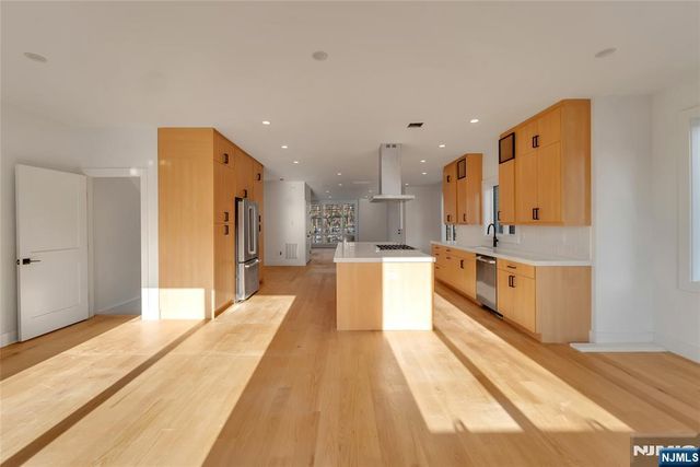 432 Stillwell Avenue B, Fort Lee, NJ 07024