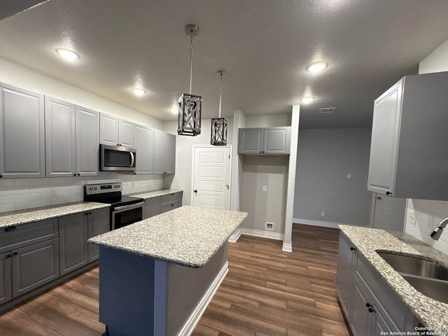 102 Lemonwood Ave, Universal City, TX 78148