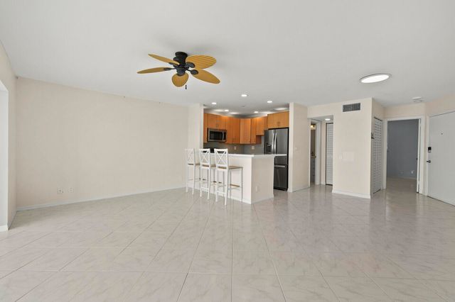 400 Wilma Circle 207, Riviera Beach, FL 33404