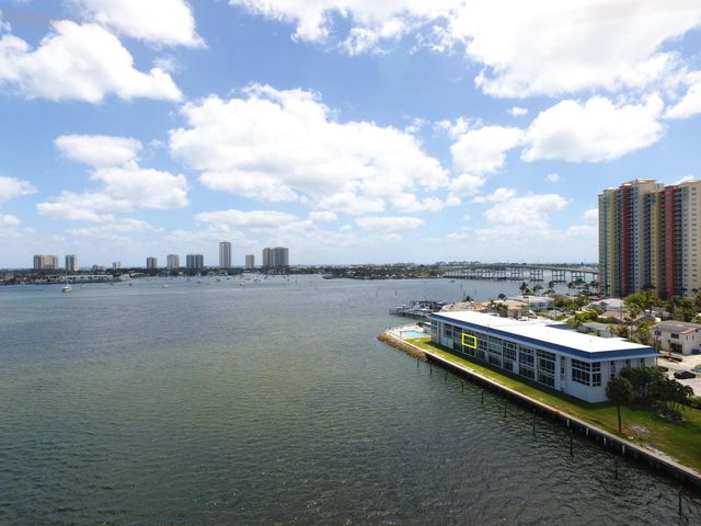 400 Wilma Circle 207, Riviera Beach, FL 33404