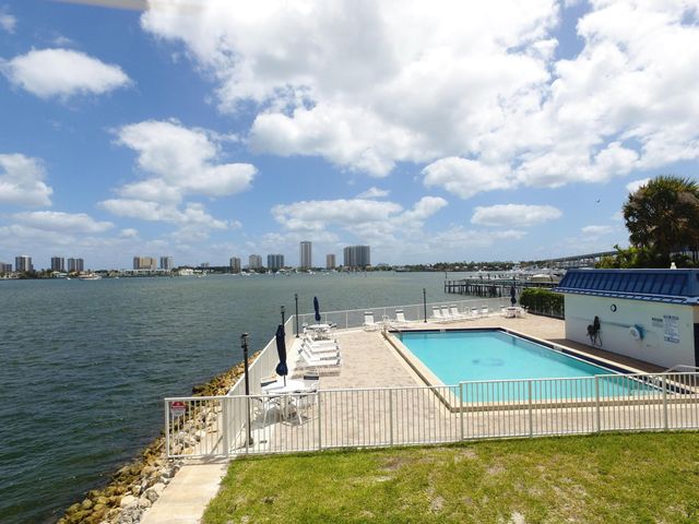400 Wilma Circle 207, Riviera Beach, FL 33404