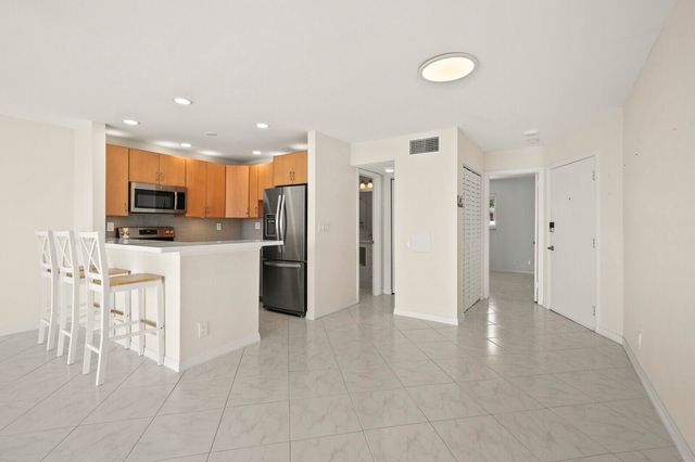 400 Wilma Circle 207, Riviera Beach, FL 33404