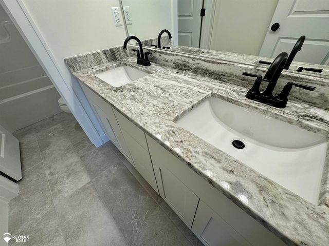 8311 Peninsula Circle, Grand Blanc, MI 48439