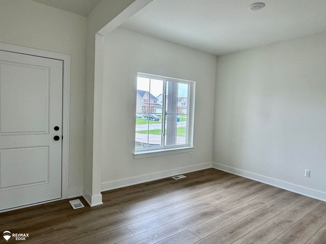 8311 Peninsula Circle, Grand Blanc, MI 48439