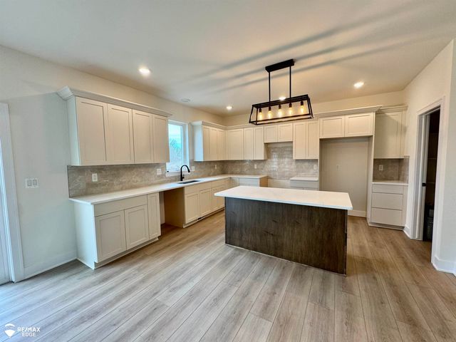 8311 Peninsula Circle, Grand Blanc, MI 48439