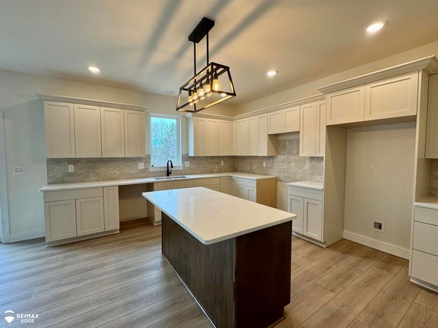 8311 Peninsula Circle, Grand Blanc, MI 48439