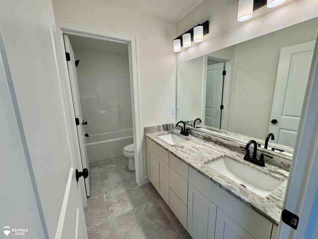 8311 Peninsula Circle, Grand Blanc, MI 48439