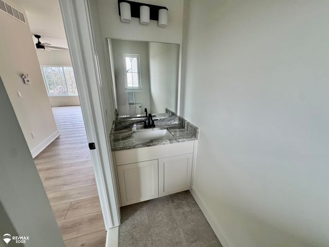 8311 Peninsula Circle, Grand Blanc, MI 48439