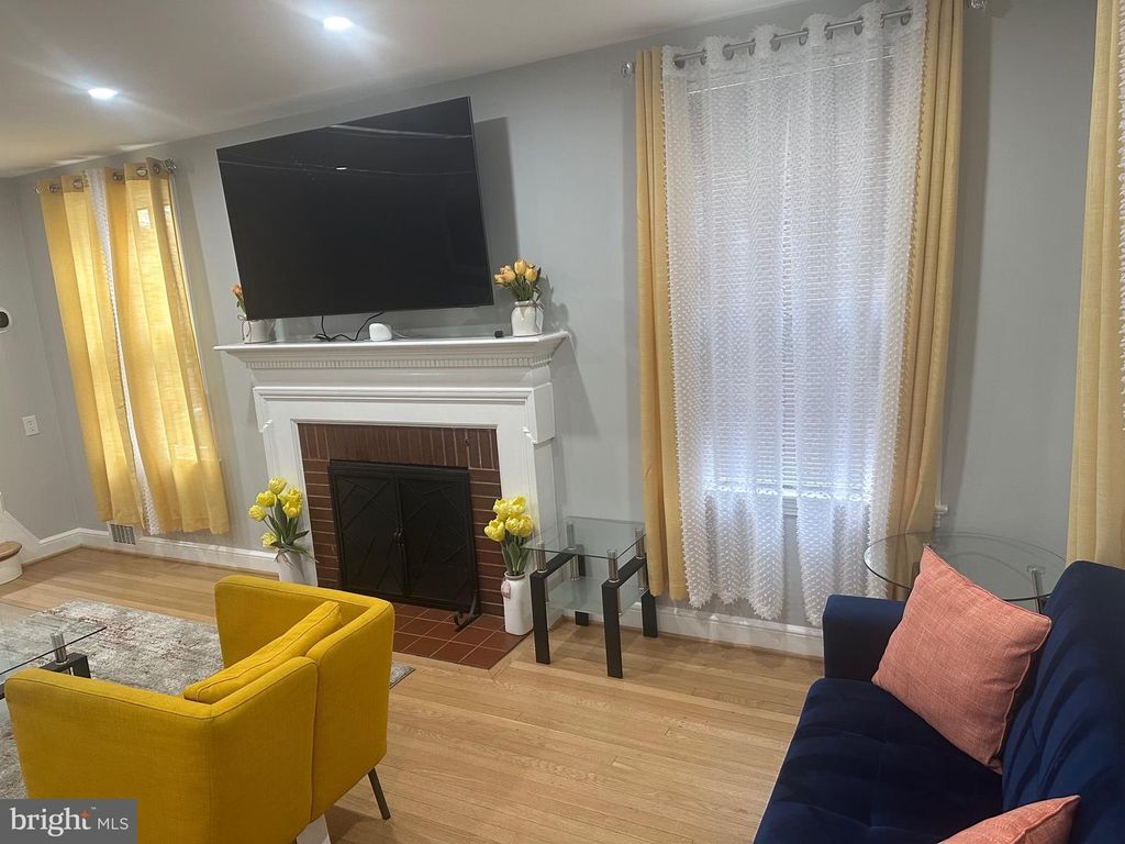 Image 3 of property listing at 806 SLIGO AVE, Silver Spring, MD 20910