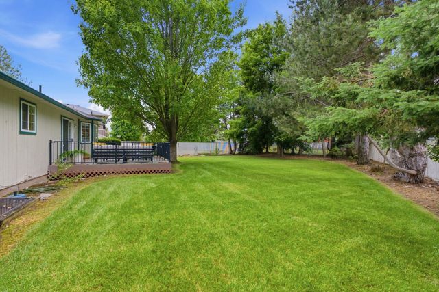 325 E Piper Glen Ct, Colbert, WA 99005