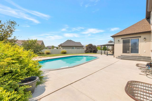 951 W GRIZZLY WULFF DR, Bluffdale, UT 84065