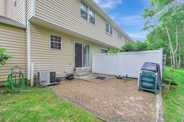 17 Stone Commons, Yaphank, NY 11980