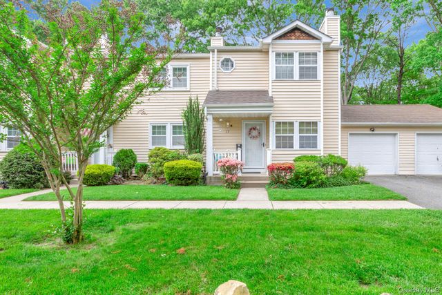 17 Stone Commons, Yaphank, NY 11980