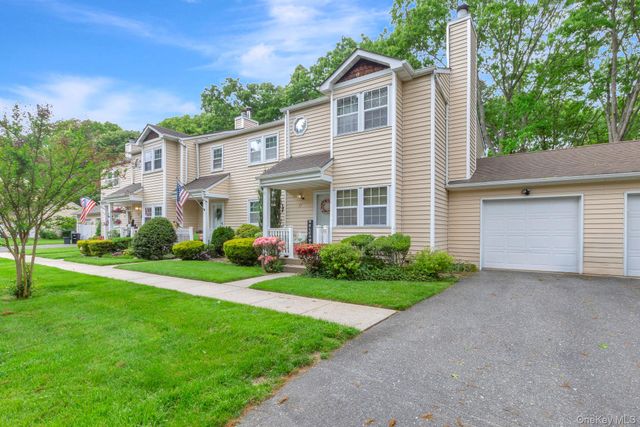17 Stone Commons, Yaphank, NY 11980