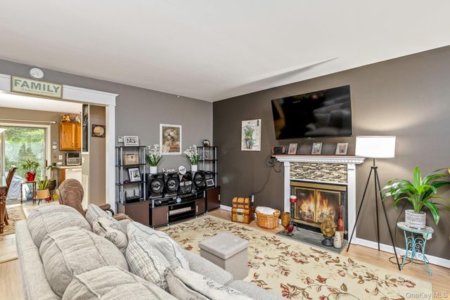 17 Stone Commons, Yaphank, NY 11980