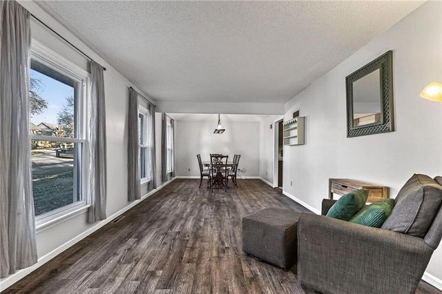 7407 N Granby Avenue, Kansas City, MO 64151