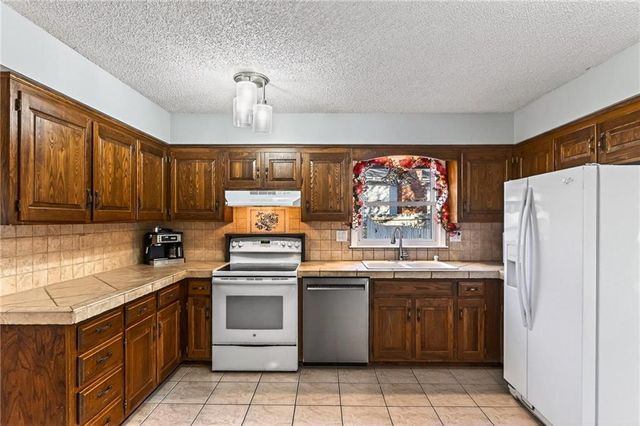 7407 N Granby Avenue, Kansas City, MO 64151