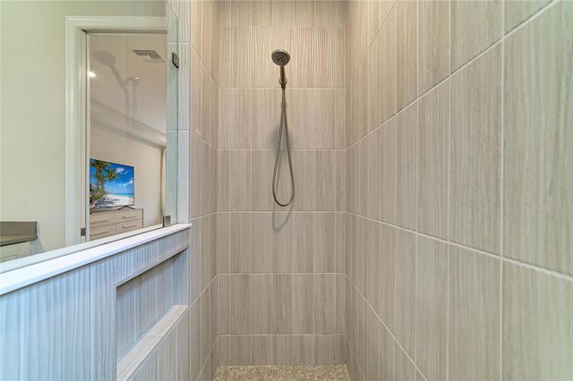 8079 SLIPWAY DR, Sarasota, FL 34240
