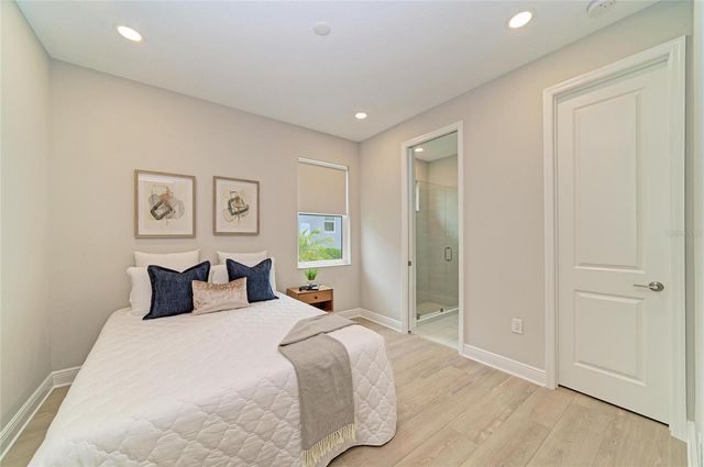 8079 SLIPWAY DR, Sarasota, FL 34240