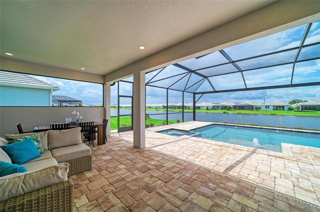 8079 SLIPWAY DR, Sarasota, FL 34240