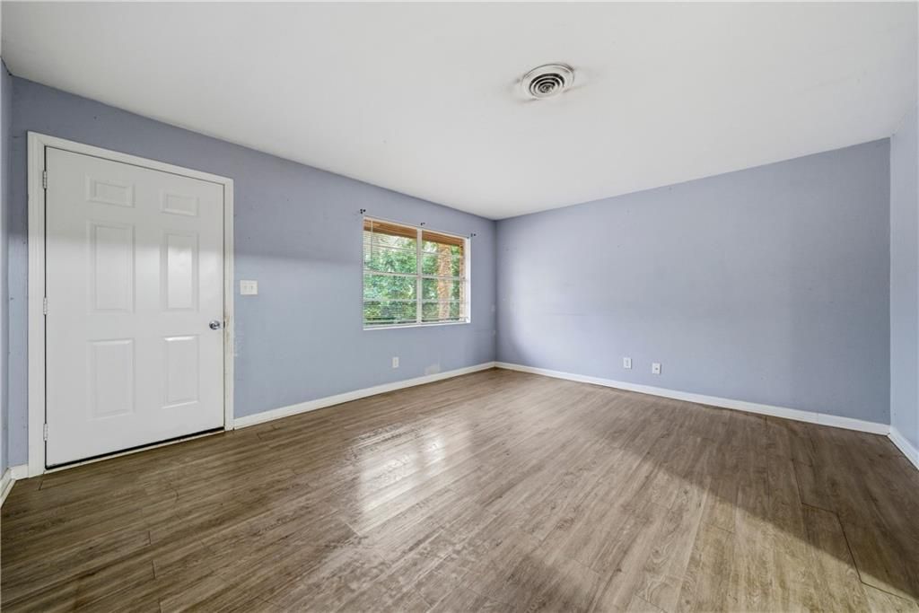 Image 11 of property listing at 6401 Raymond Terrace, Union City, GA 30291