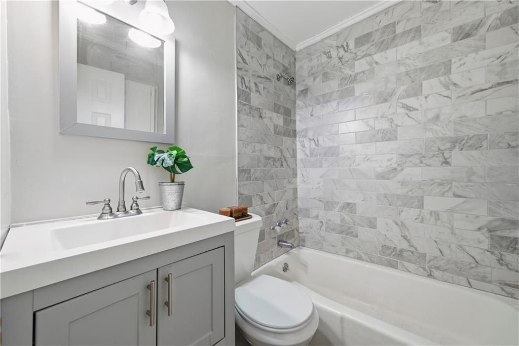 Image 7 of property listing at 6401 Raymond Terrace, Union City, GA 30291