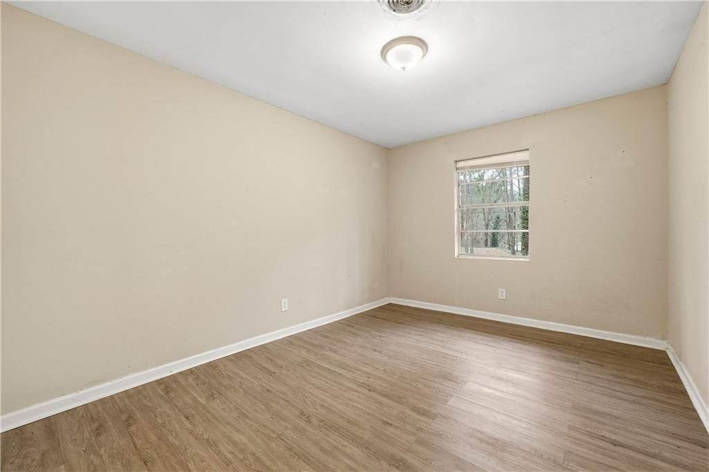 Image 9 of property listing at 6401 Raymond Terrace, Union City, GA 30291