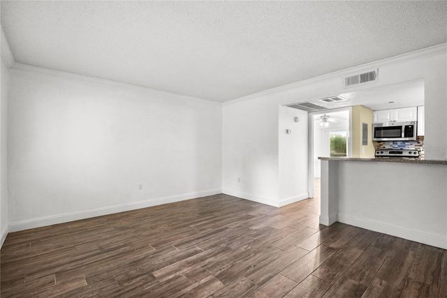 109 OYSTER BAY CIRCLE 220, Altamonte Springs, FL 32701
