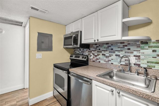 109 OYSTER BAY CIRCLE 220, Altamonte Springs, FL 32701