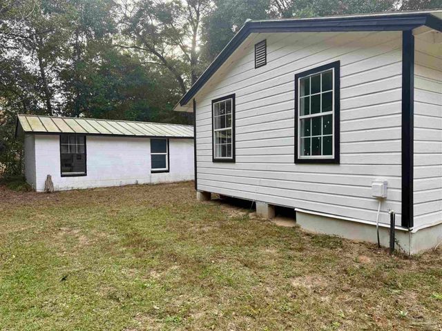 6321 Oxford Dr, Milton, FL 32583