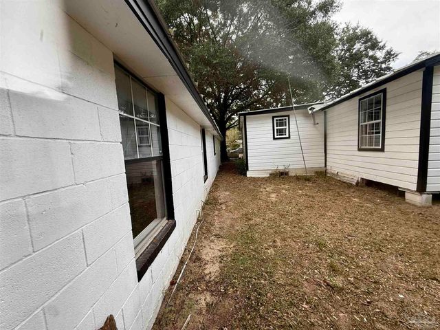 6321 Oxford Dr, Milton, FL 32583