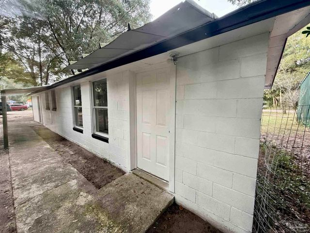 6321 Oxford Dr, Milton, FL 32583