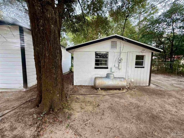 6321 Oxford Dr, Milton, FL 32583