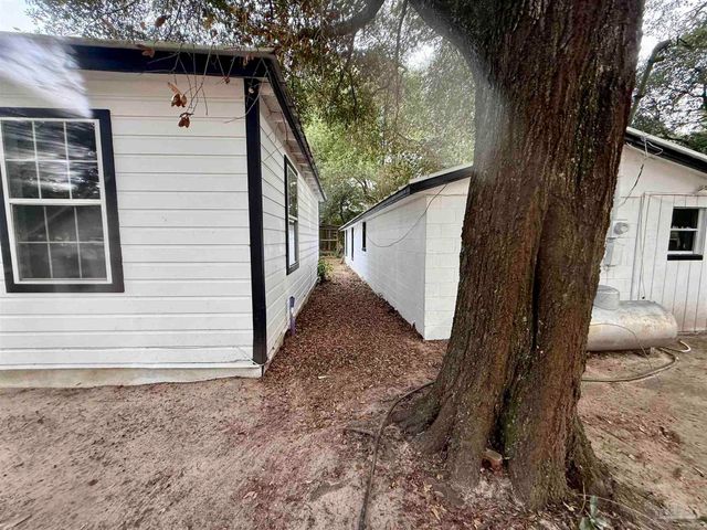 6321 Oxford Dr, Milton, FL 32583