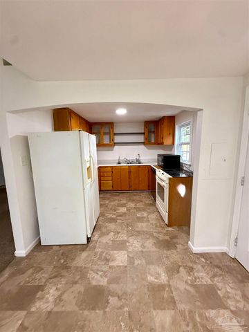 6321 Oxford Dr, Milton, FL 32583