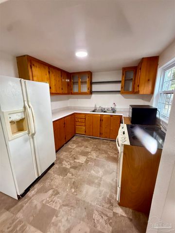 6321 Oxford Dr, Milton, FL 32583