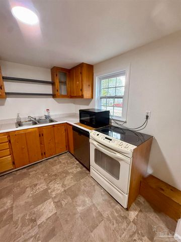 6321 Oxford Dr, Milton, FL 32583