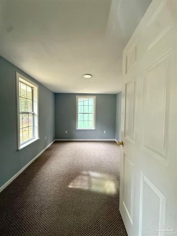 6321 Oxford Dr, Milton, FL 32583