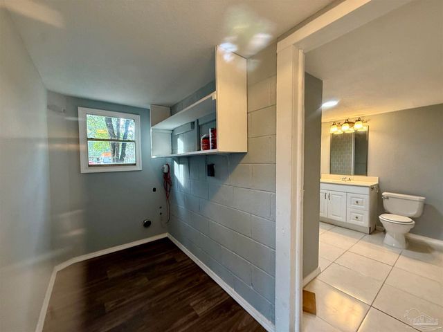 6321 Oxford Dr, Milton, FL 32583