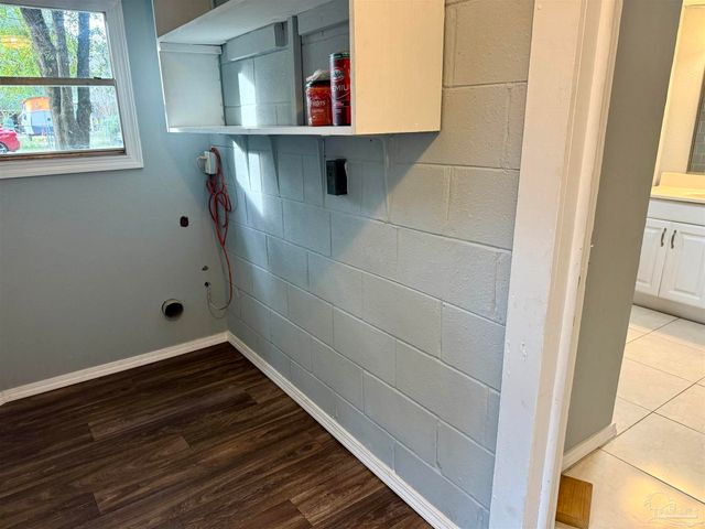 6321 Oxford Dr, Milton, FL 32583