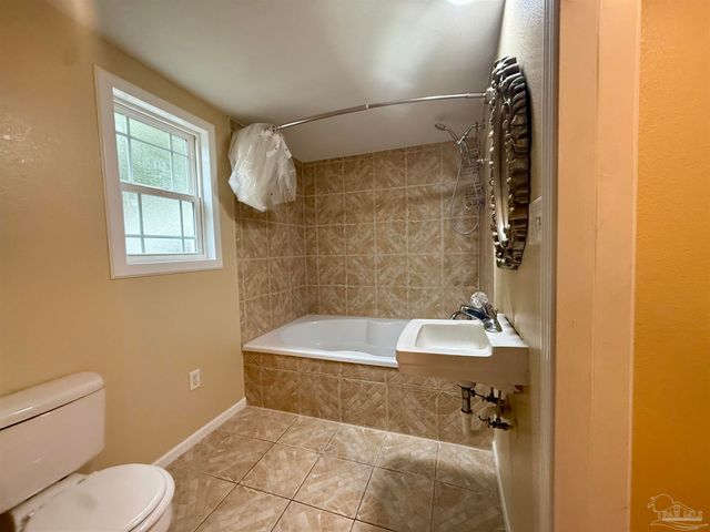 6321 Oxford Dr, Milton, FL 32583