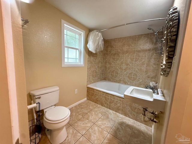 6321 Oxford Dr, Milton, FL 32583