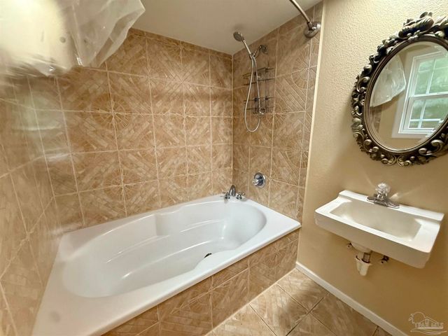 6321 Oxford Dr, Milton, FL 32583