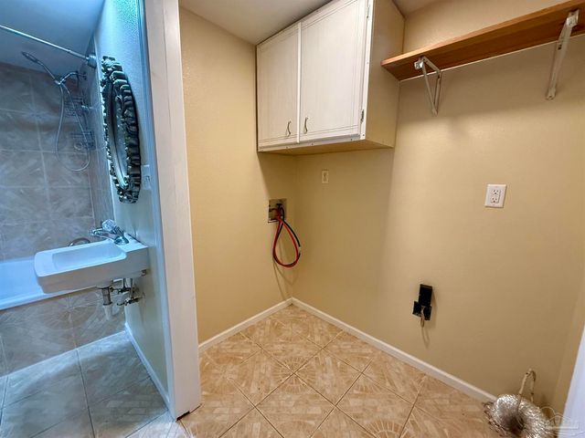 6321 Oxford Dr, Milton, FL 32583