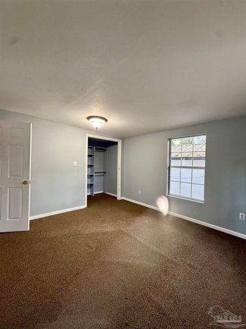 6321 Oxford Dr, Milton, FL 32583