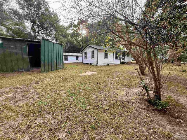 6321 Oxford Dr, Milton, FL 32583